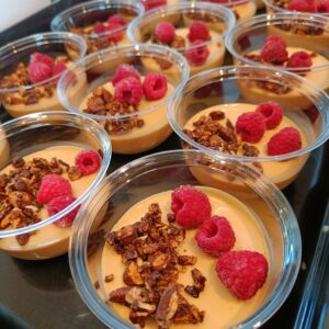 Saltkolapannacotta med bär