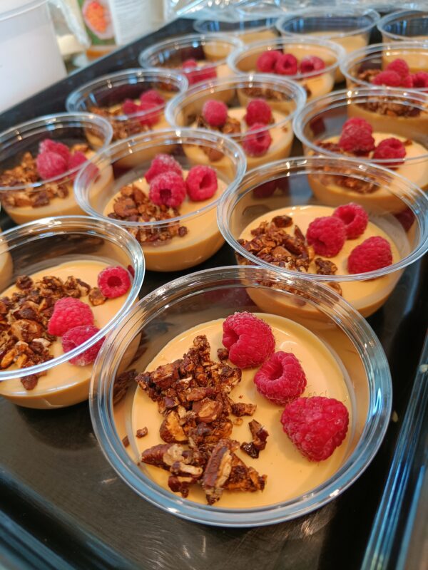 Saltkolapannacotta med bär