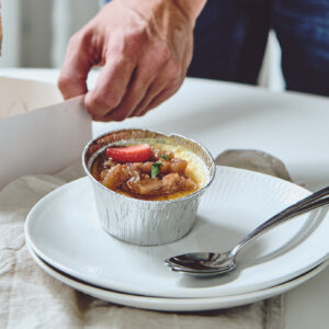 Crème brûlée raparperikomotilla ja mansikoilla